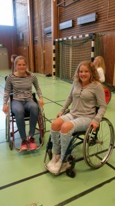 Louise Hallgren och Alice Bössa provar den farliga sporten rullstolsbasket.