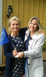 Gunilla Malm (höger i bild) lämnar över EU flaggan till vår nya länsprojektledare Agneta Engström